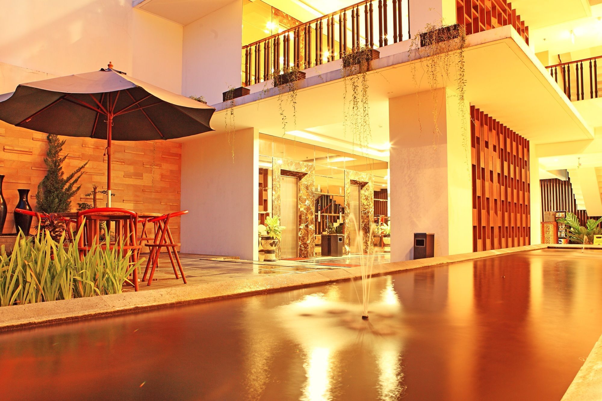 Luxury Malioboro Hotel Yogyakarta Exteriör bild